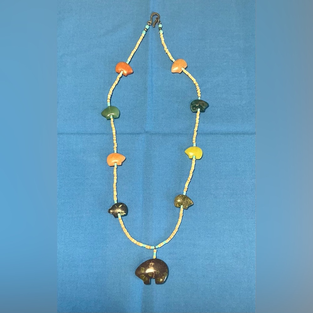 Stone Bear Fetish Necklace. Southwest/Zuni/Native American. Vintage Estate